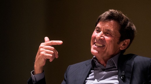 Gianni Morandi cade in giardino e si frattura tre costole