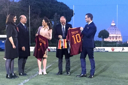 I reali di Svezia a Roma: visitano una scuola calcio