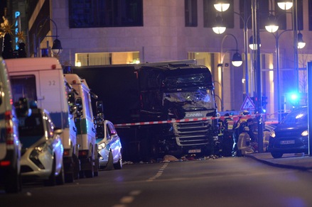 Attacco a Berlino, un tir si schianta sul mercatino di Natale: morti e feriti