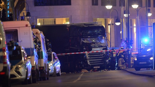 Attacco a Berlino, un tir si schianta sul mercatino di Natale: morti e feriti
