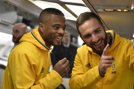 La Juventus vola a Doha: Higuain ed Evra, che sorrisi sull'aereo!