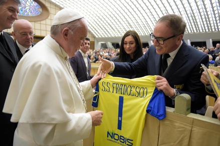 Il Chievo dal Papa: una maglia per Francesco