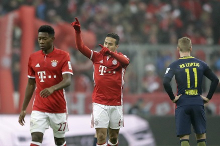 Bayern Monaco-Lipsia 3-0, Ancelotti torna in vetta