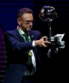 La Chapecoense riceve il trofeo della Copa Sudamericana: applausi e commozione
