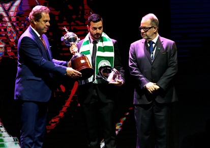 Il presidente della Chapecoense riceve la coppa, commozione e applausi