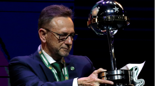 La Chapecoense riceve il trofeo della Copa Sudamericana: applausi e commozione
