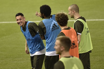 Esercizi e risate: il Milan si allena a Doha per la Supercoppa