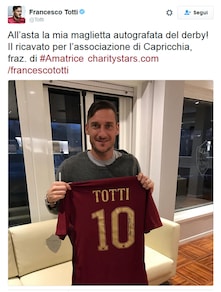 Totti, la maglia del derby all'asta per Amatrice