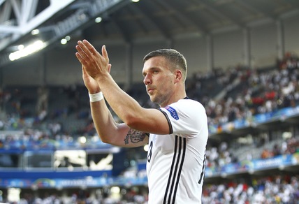 Offerta cinese per Podolski del Galatasaray, c'è l'idea 'Chicharito' Hernandez per il Chelsea