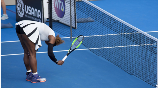 Serena Williams, ritorno con ko e inchino a Auckland