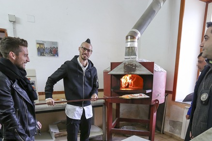 Hamsik, Mertens e Pavoletti a Nisida: «Qui fanno la pizza col cuore»