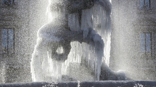 A Roma fa freddo, anche le fontane se ne sono accorte