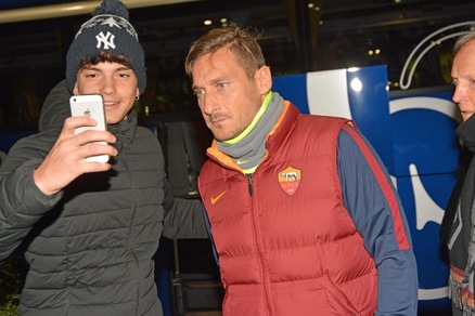 La Roma in partenza per Genova: c'è anche Totti