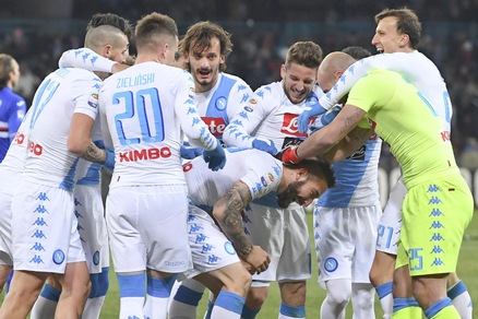 Serie A, Napoli-Sampdoria 2-1: Gabbiadini e Tonelli fanno esplodere il San Paolo