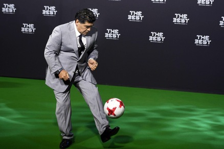"The Best", Maradona palleggia in giacca e cravatta sul red carpet