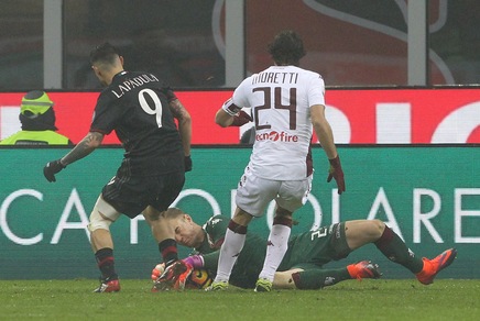 Hart, scontro shock con Lapadula ma resta in campo incerottato