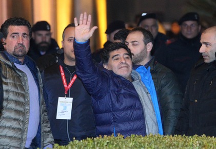 Maradona torna a Napoli, con i tifosi è subito festa