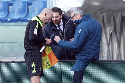 Sampdoria-Empoli, l'assistente si ferma. Colpa della bandierina