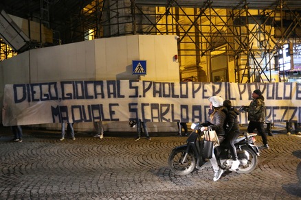 Gli ultrà a Maradona: «Diego gioca al San Paolo»