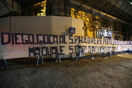 Ecco lo striscione degli ultrà del Napoli per Maradona