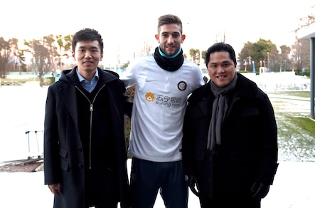 Inter sotto la neve e Gagliardini posa con Thohir