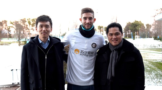 Inter sotto la neve e Gagliardini posa con Thohir