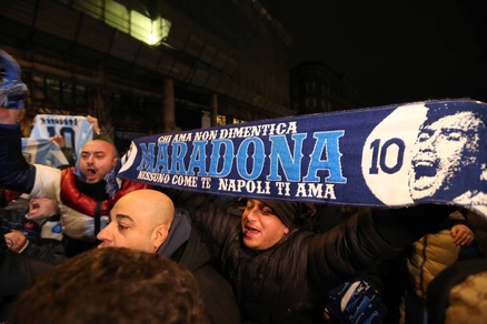 Napoli, tutti in coda per vedere Maradona