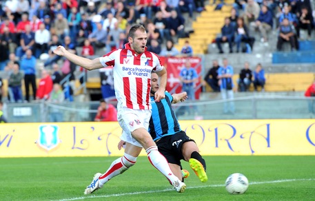 Calciomercato, Bari e Vicenza: scambio Raicevic-De Luca