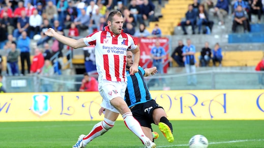 Calciomercato, Bari e Vicenza: scambio Raicevic-De Luca