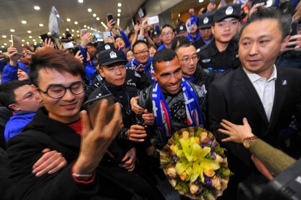 Calciomercato, Tevez arriva in Cina: che festa all'aeroporto!
