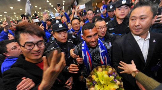 Il re del calciomercato Tevez sbarca a Shanghai, delirio all'aeroporto
