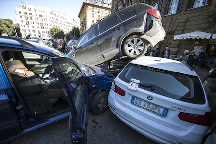 Una retromarcia distratta e il SUV si arrampica sulle altre auto