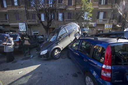 SUV arrampicato sulle auto a Roma
