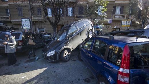 SUV arrampicato sulle auto a Roma