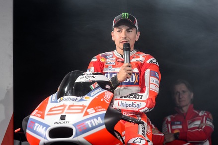 MotoGp, Lorenzo: «Non mi interessa il paragone con Rossi»