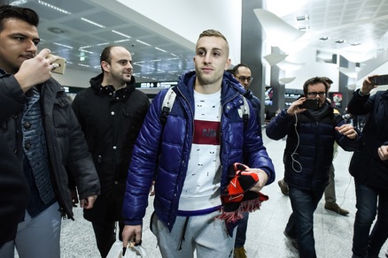Calciomercato, Deulofeu è sbarcato a Malpensa: «Felice, il Milan è un grande club»