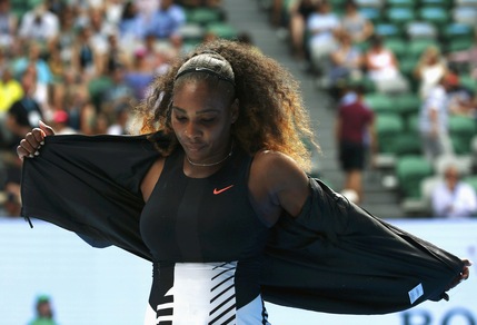 Australian Open: battuta Strycova, Serena Williams ai quarti