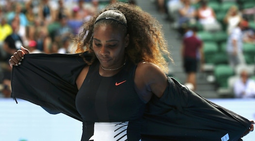 Australian Open: battuta Strycova, Serena Williams ai quarti