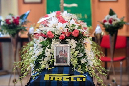 Hotel Rigopiano, la maglia dell'Inter sulla bara del maitre