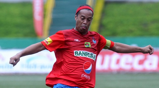 Pillole calciomercato estero: Coritiba, offerta per Ronaldinho. Belfodil prolunga con lo Standard Liegi