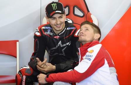 MotoGp: Stoner in pista a Sepang, nei box Ducati c'è anche Lorenzo