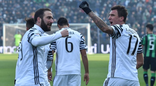 Serie A, Sassuolo-Juventus 0-2: Higuain e Khedira, Roma a -4