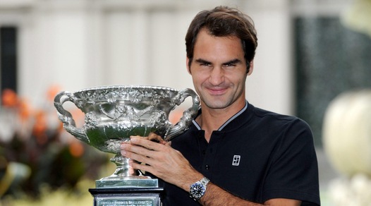 Tennis, Roger Federer si coccola la coppa: che trionfo in Australia!