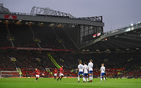 Premier, paura a Manchester: incendio a Old Trafford