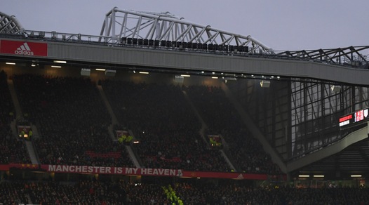 Premier, paura a Manchester: incendio a Old Trafford