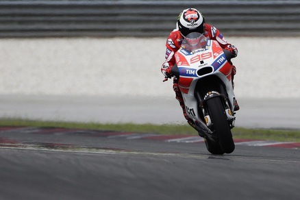 MotoGp, Lorenzo: «Ho bisogno di tempo per adattarmi»