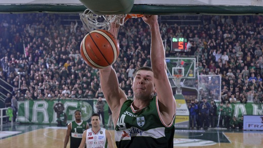Basket Serie A, Fesenko travolge Milano