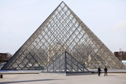 Parigi, un militare ha sparato a un uomo armato al Louvre
