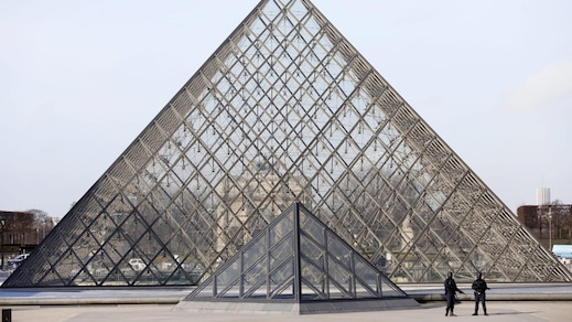 Parigi, un militare ha sparato a un uomo armato al Louvre