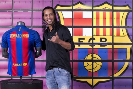 Barcellona, Ronaldinho si ripresenta: farà l'ambasciatore